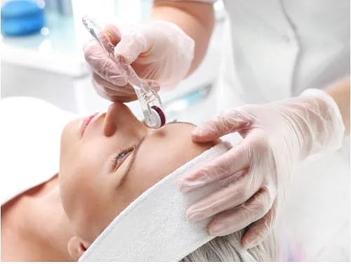 Kvinna behandlas i ansiktet på skönhetssalong