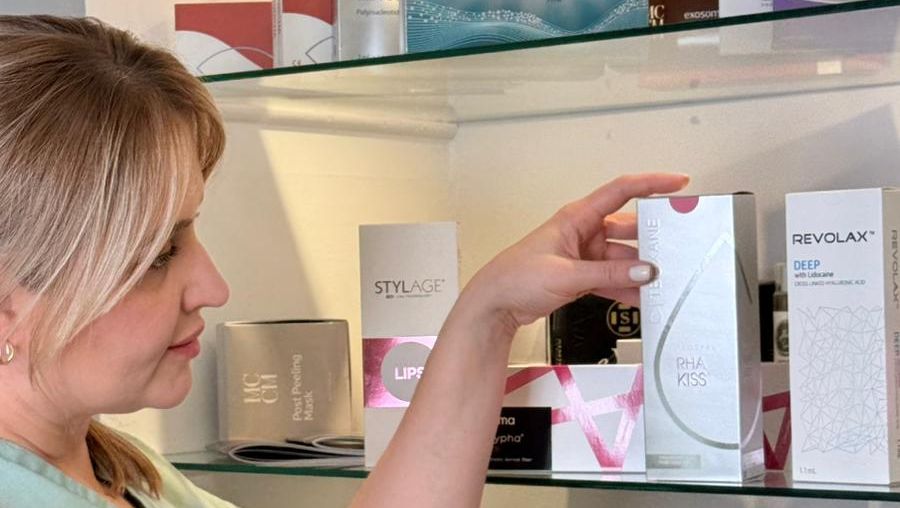 Shrol tittar på sina produkter i hyllan på väggen