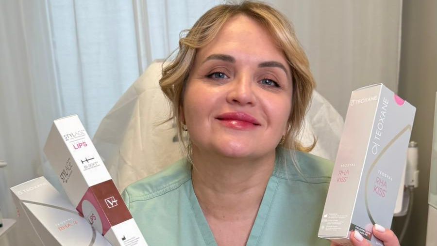 shrol på bild och håller upp olika produkter