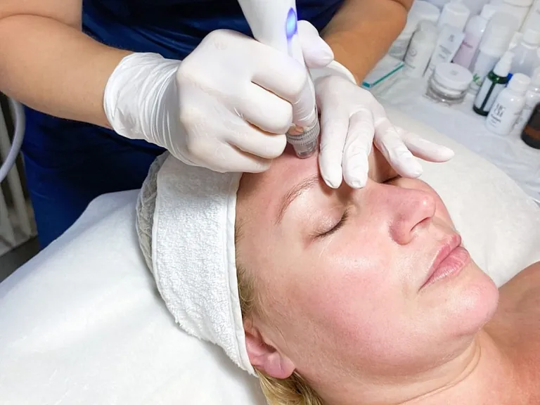 Kvinna får ansiktsbehandling 