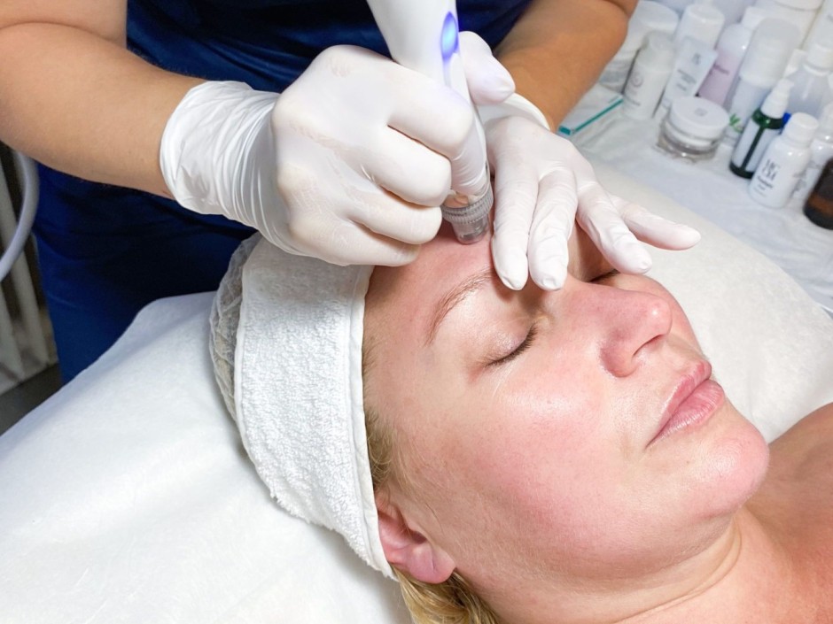 Kvinna får ansiktsbehandling 