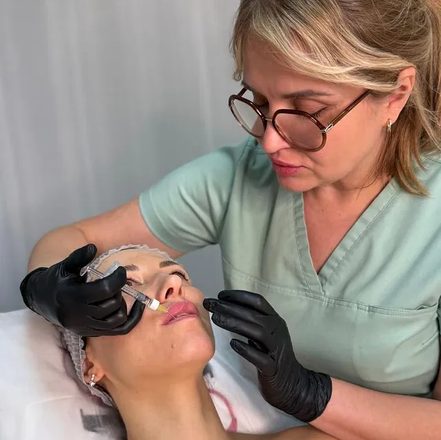 Sjuksköterska utför läppförstoring på klinik