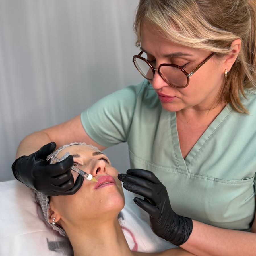 Sjuksköterska utför läppförstoring på klinik