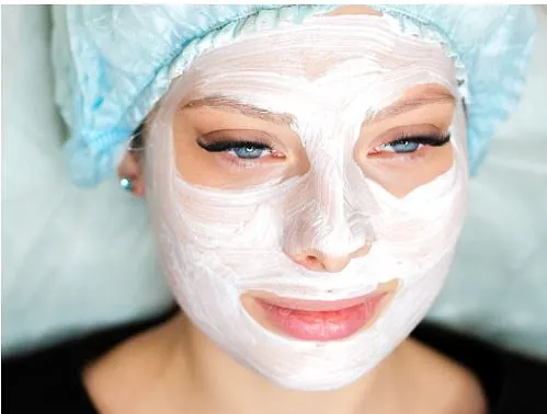 Kvinna med ansiktsmask