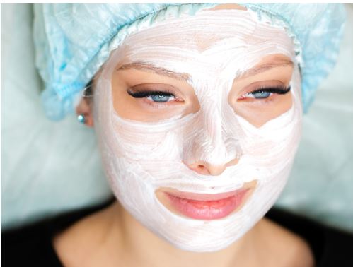 Kvinna med ansiktsmask